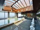 【大浴場】天井にも採光窓のある開放的な内湯です。陽の当たる時間帯は明るく広々と湯浴みを楽しめます。