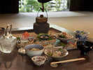 お食事は茶道のおもてなしを汲んだ茶懐石くずしをご用意致します。(一例)