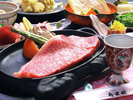 #夕食_米沢牛のステーキ。　米沢牛ならではの奥深い味わいをお楽しみください。