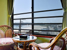 *お部屋/別館和室（4F）窓辺の椅子に腰かけて、御宿勝浦の海を一望できます！