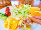 和洋選べる朝食。こちらは洋食の一例です。新鮮な野菜をたっぷり使った体に優しい手づくり料理。