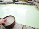 *100％源泉かけ流しのにごり湯は、本物の温泉を楽しみたいというお客様に好評です！