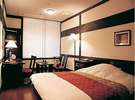 【客室】２８平米のひろ～いダブルルーム。ベッドも１６０センチのキングサイズ！