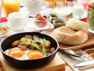 朝食＿こだわりの目玉焼きは那須御養卵の希少な『さくら』を使用！黄身がトロトロでかなり濃厚です