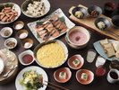 「みどりや」朝食：自家源泉を使った湯豆腐やお粥、温泉卵等、和食・洋食を取り揃えたバイキング（料理例）