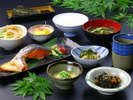 【うめや和朝食例】大ぶりの鮭カマや自家製漬物など、手づくりのおいしい和朝食。