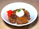 【牛丼】甘辛い特性だれで柔らかく煮込んだ牛肉と玉ねぎを、ふっくら炊き上げたご飯にのせました。