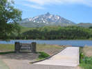 周囲１ｋｍの小さな沼がオタトマリ沼。運が良ければ湖に利尻山の逆さ富士を見ることができます。