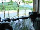 『貸切露天風呂』大河・阿賀野川を目の前。大自然を満喫してください。