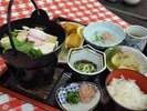 【夕食例】広島産こしひかりを使用した日替わり定食です。四季折々の暖かい家庭料理をお楽しみ下さい。