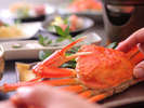 定番の茹で蟹は熱々をお客様の元へ！料理長のお客様と食材への想いがさりげなく感じられます。