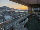 【大浴場/露天風呂】函館山と夕日を眺めながら”函館らしさ”を感じる時間に。