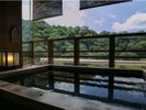 絶景ポイントに露天風呂があり、山の緑や小鳥のさえずりに癒される☆彡　「竜田」客室露天風呂（温泉）