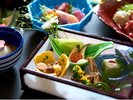 四季折々の食材を使用した和食会席料理をご堪能下さい。