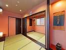 金沢伝統の橙の入洛壁のテイストに焦墨のフローリング、緑の畳をアレンジした自慢の和モダンのお部屋です。