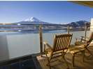 湖畔別邸　千一景　のテラスからの富士と河口湖の眺望