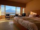 本館　和室ヘ゛ット゛ルーム（一例）：富士の全景と湖一望