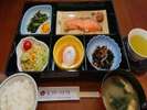 和食のご朝食の一例です。お膳でのご用意となり、メニューは日替わりです。ご飯やお味噌汁はおかわり自由！