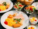 【朝食例】新鮮な野菜とスクランブルエッグなど…栄養バランスのとれた朝食プレート
