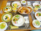 ・【朝食一例】焼き立てクロワッサンや卵料理などの洋朝食