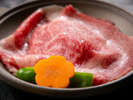 日本三大和牛の一つと称される近江牛。肉質はきめ細かく、口の中でとろける脂が特徴です。