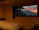 和モダンルーム―額縁のような大きな窓から見える夕焼けの富士山・何度も入れる富士山の見える24時間風呂付