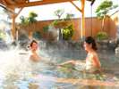 【こころの湯・大浴場】源泉からあふれでるお湯に思う存分浸れる露天風呂です
