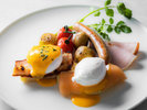朝食メインメニュー：ゲートホテル看板メニュー「エッグベネディクト」