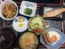豚汁、かきあげ、塩鮭、なす煮浸し、目玉焼き、シャウエッセン