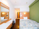 フローリングのシンプルな客室は静粛性、清浄性を追求してお客様に快適な睡眠を提供いたします。