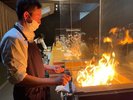 【レストラン華響】料理人が目の前で調理しご提供させて頂きます。藁焼きや炭火焼きの際にでる炎は大迫力！
