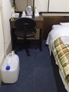 エアコンの排水を室内ポリタンクで受けています。