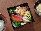【ご朝食一例】仕出し「ひろ志」特製。お出汁で炊いた温かい湯葉を、特製の出汁醤油でお召し上がりください