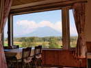大きな窓から見える羊蹄山。美しい外の景色を眺めながらの食事は格別。