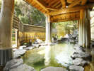 男性大浴場（露天風呂）…緑と岩に囲まれた源泉100%掛け流し〈宿泊者無料〉
