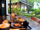 【ご朝食（和食）】中庭のいきいきとした緑を眺めながら、普段よりもゆっくりとお召し上がりください。
