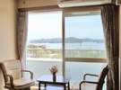 客室の窓からの風景。風光明媚な松島湾が手に取るように楽しめる♪