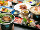 【選べるメイン◆人気の鮑チョイスの一例】伊豆近海産のあわび、地魚入りのお刺身、海鮮陶板など。