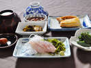 【ご朝食一例】新鮮な魚介類をふんだんに使った和定食。夏はイカ刺しも。