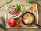【朝食】高原野菜をたっぷり使ったサラダとスキレットオムレツが自慢です
