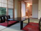 ベッド３台の洋室と８畳和室が一緒になった「和洋室」。角部屋で３方向の景色を楽しめます。