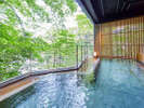 【牧水の湯(露天)】当館の15ある温泉の内のひとつ。利根川の雄大な流れを見ながら、癒しのひと時を。