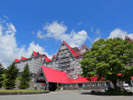 青空と赤い屋根のコントラストが印象的な夏のホテルグリーンプラザ白馬★