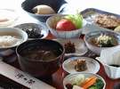 朝食～お腹にやさしい麦粥、川島のざる豆腐、呼子の干物など