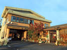 【外観】レストランが併設された「ビジネスホテル山水」。甲賀駅から徒歩5分。