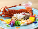 夕食：伊勢海老サラダ　人気の桜ドレッシングでさっぱりと