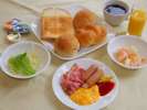 朝食のイメージです。ビュッフェですので和洋を混ぜて食べることができますよ。
