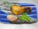 *【夕食一例／塩引き鮭】冬の季節風に晒して味と旨味を熟成、古くから続く村上の伝統的な製法