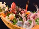 近海で水揚げされた新鮮な魚介に伊豆名産の金目・サザエのお造りも付いた豪華な舟盛をお楽しみください。