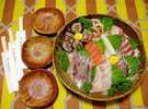 自作の雄峰焼の大皿に日本海の幸を色々と盛り合わせて（３人前の例）